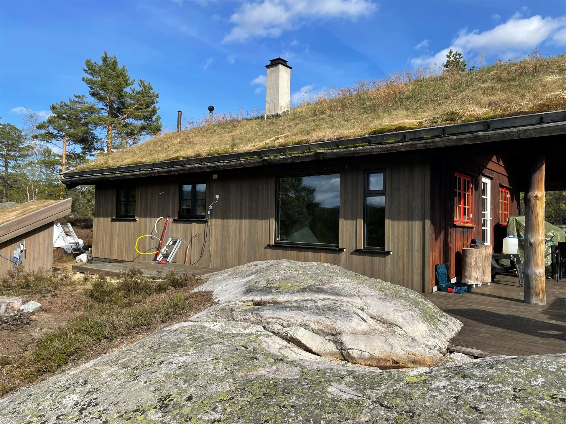 Rehabilitert bolig med ny kledning og torvtak