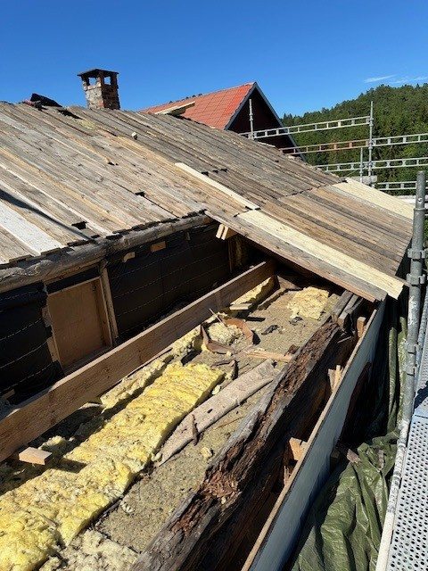 Skadet takkonstruksjon under rehabilitering