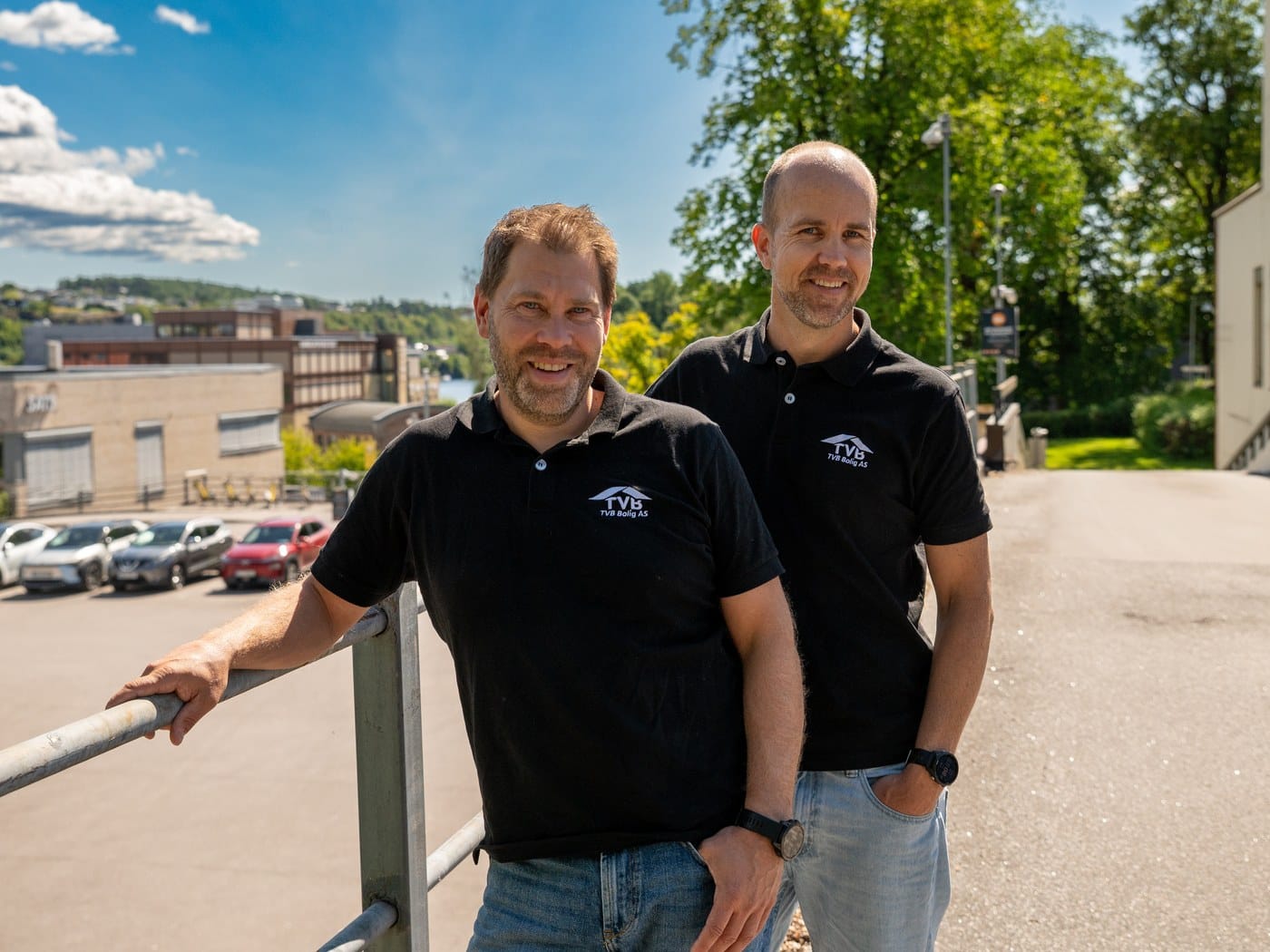 Daglig leder og driftsleder i TVB Bolig utenfor kontoret i Skien